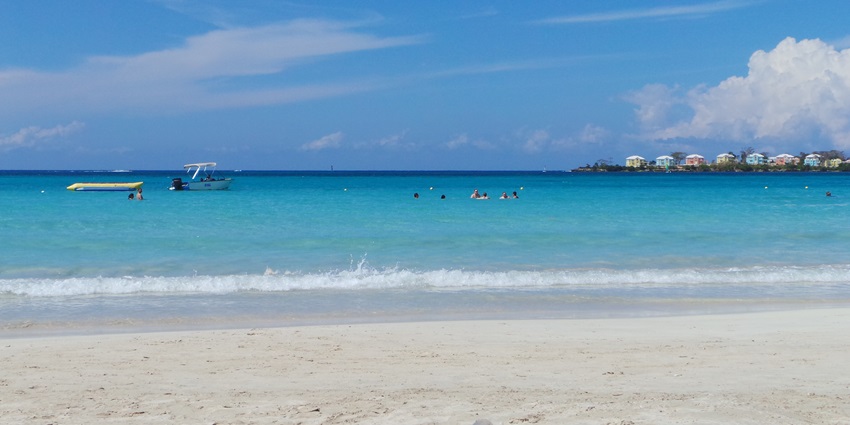 A picture of the stunning turquoise waters at a beach in Jamaica approaching the shore