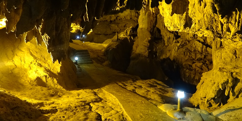 An image of Nguom Ngao Cave in Cao Bằng, Vietnam, showcasing stunning stalactites and illuminated rock formations.