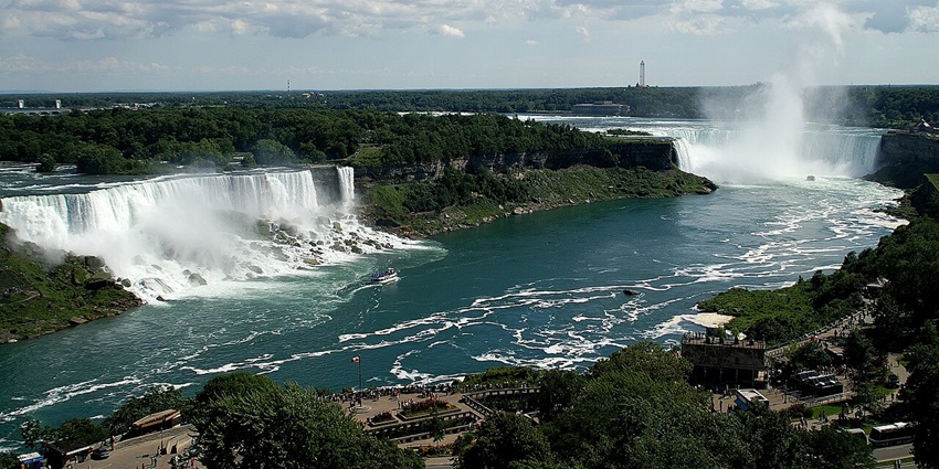 One of the most famous waterfalls in America straddling the US-Canada border, known for its immense power and beauty.