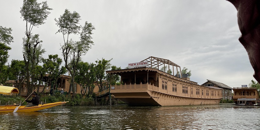 An image of one of the best houseboats in Nigeen Lake, a great option for travellers.