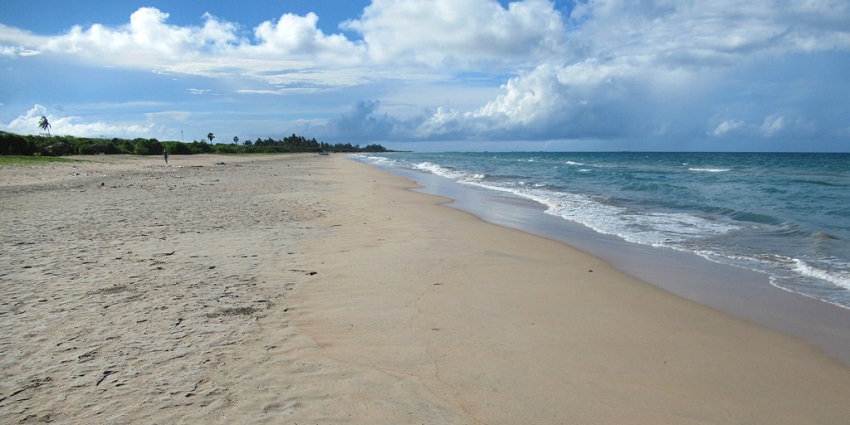 An image of golden sands of Nilaveli Beach, one of the best places to visit in Nilaveli