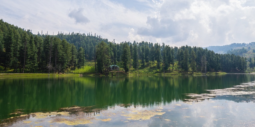 High-altitude lake in Kashmir surrounded by pine forests, known for its deep blue waters and peaceful trekking trails, one of the best frozen lakes in Kashmir.