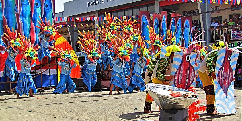 An image showing artists performing 'Bhaijiuntia' and Dalkhai during the Nuakhai festival.