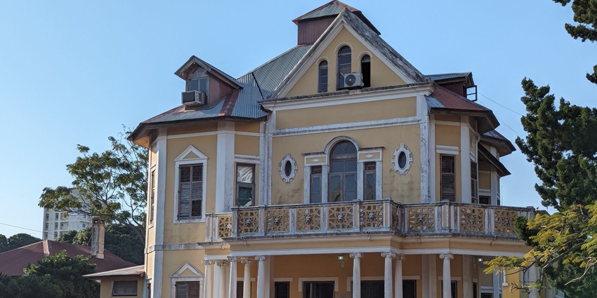 An image of the building of Instituto Nacional de Meteorologia in Maputo, Mozambique