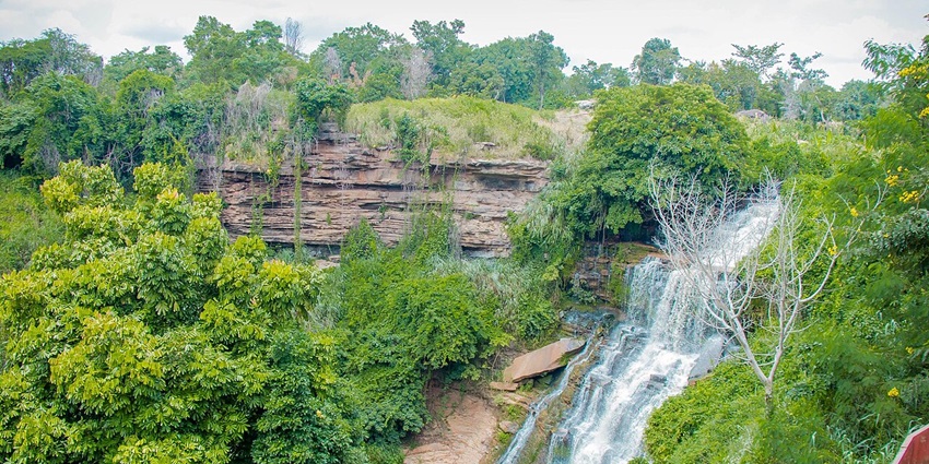 An image of the majestic Nuʻuuli Waterfall, one of the places to visit in American Samoa.