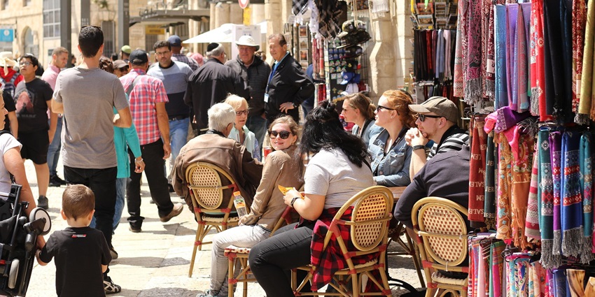 Image of the bustling streets of the open-air markets of Andravoahangy.