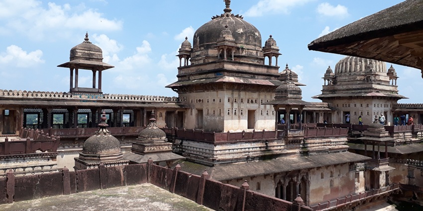 Majestic Orchha Fort Complex, a prominent tourist attraction near Orchha Temple.