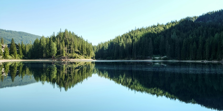 Picturesque view of the lake in Mussoorie offering a serene escape