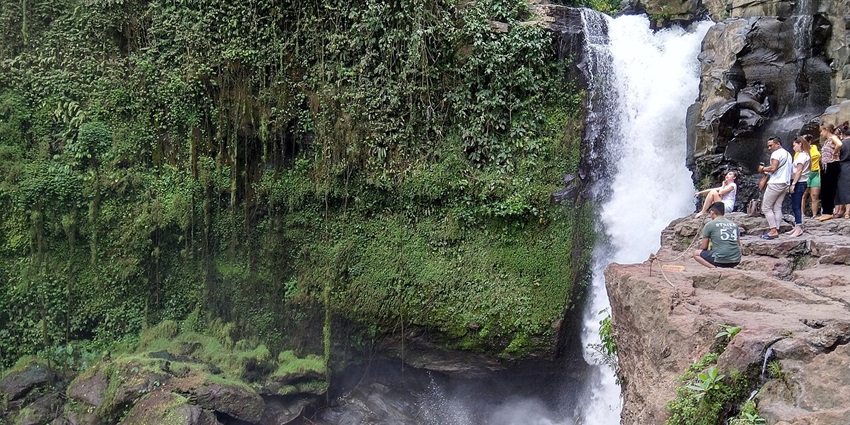 Exercise caution near the edge of the Tegenungan Waterfall, as the rocks can be slippery.