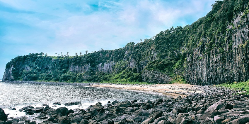 Picturesque view of the Tasmania Island, with waves crashing the rocky shores