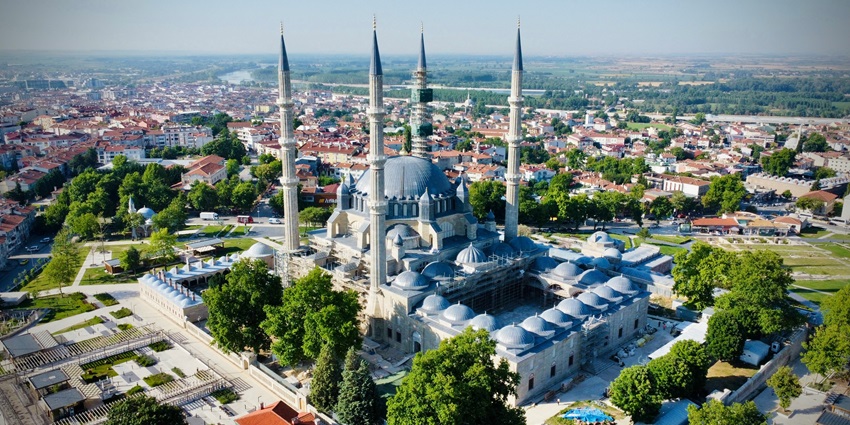 A picture of Selimiye Mosque’s hall, showcasing traditional Ottoman architecture.