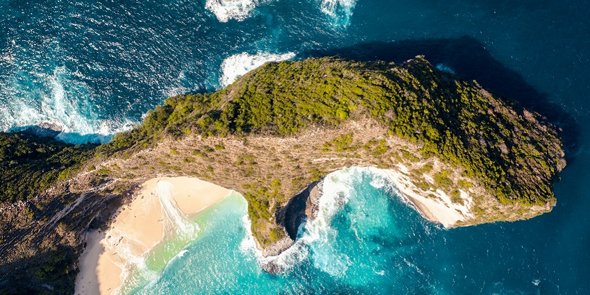 Scenic view of Nusa Penida’s winding cliffs, greenery, and ocean, which make it one of the best destinations for snorkelling