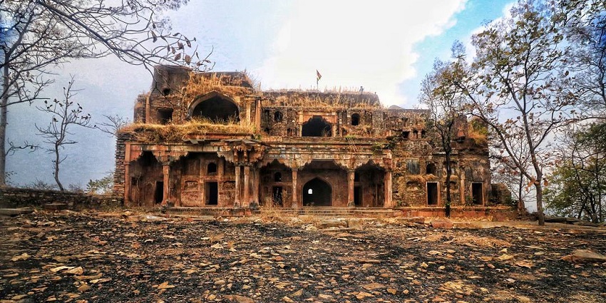 Image of Ginnorgarh Fort inside the Ratanpani Jungle surrounded by lush greenery