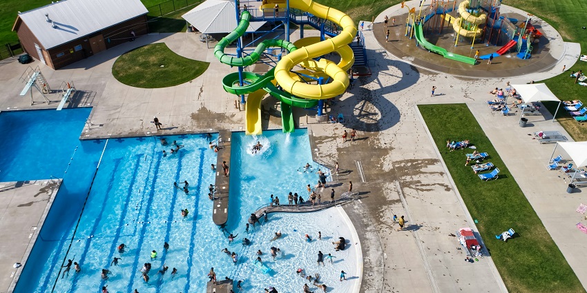 An image of an exciting water park with thrilling rides showing a peaceful atmosphere.