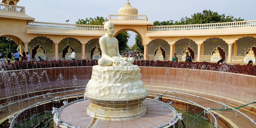 An image of a statue of Saint Gajanan Maharaj in Anandsagar garden with a stunning atmosphere.