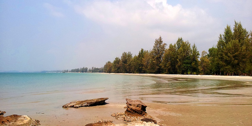 An image of Otres Beach, a tourist attraction near Sihanoukville, with a sandy shoreline