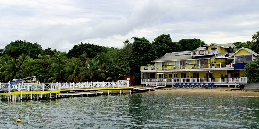 Paddleboarding in Half moon bay, is one of the ideal things to do on the Roatan Island