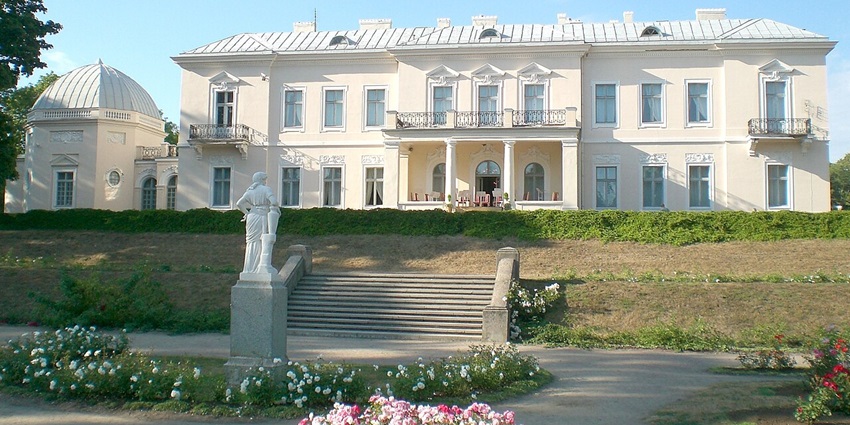 A stunning view of Palanga Amber Museum, showcasing its architecture and surroundings.