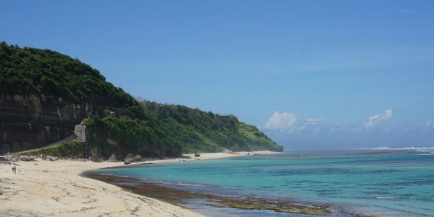 A breathtaking view of Pandawa Beach’s cliffs, white sand, and crystal-clear waves