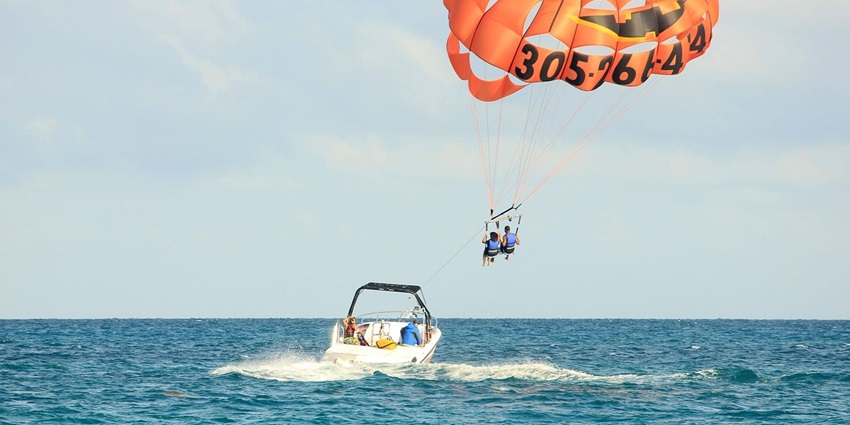 An image resembling parasailers in Benoa Bali, one of the best water sports in Benoa.