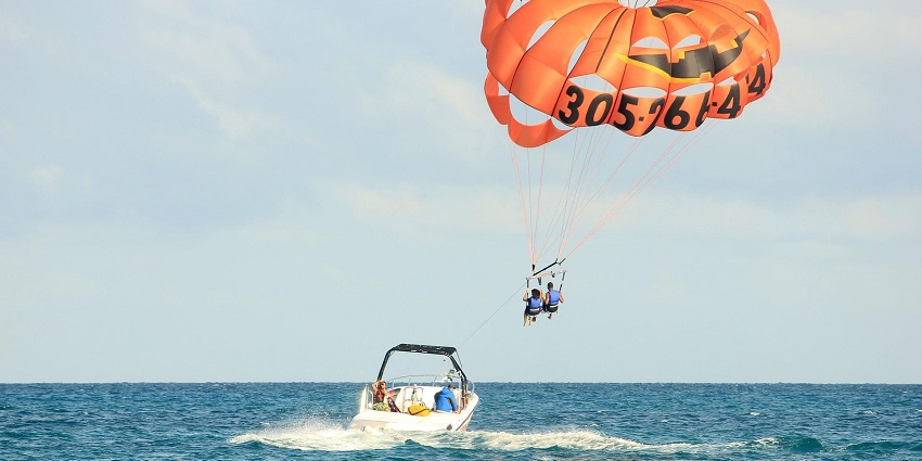 An image resembling parasailers in Nusa Dua, one of the best water sports in Nusa Dua.