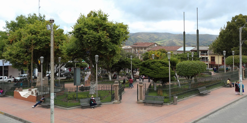 The central park of Cañar presents an urban space, one of the places to visit in Copan ruins.