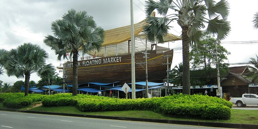 A traditional market with wooden walkways is the best place for street shopping in Pattaya.