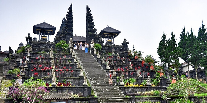 Explore the sacred Petitenget Temple, which is rich in Balinese history and culture.