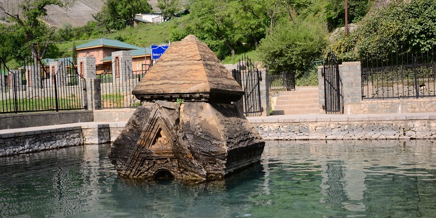 Manasbal Lake has stunning landscapes offering several opportunities for photography.