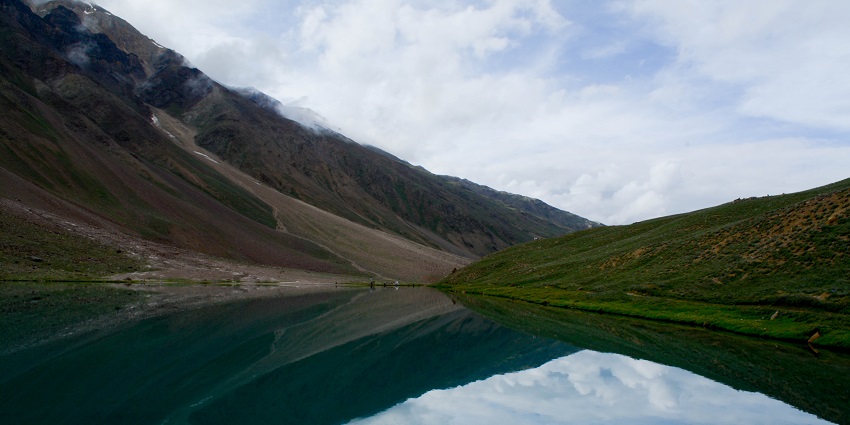 Capture breathtaking vistas of the Chandratal Lake in winter in Himachal Pradesh.