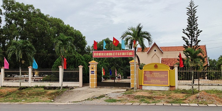 Historical artefacts and exhibits at the Phu Quoc Prison Museum, narrating stories from the past.