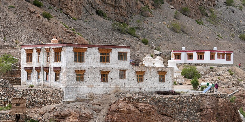 Access this wonderful Himalayan Cave via just a three-hour trek from the Purne village