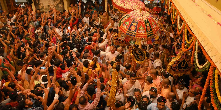 View of the crowd covered in colors and celebrating Phulera Dooj rituals