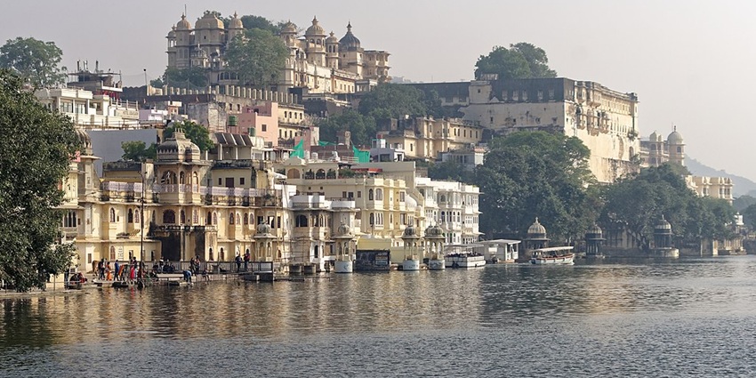 An image of Lake Pichola, a famous fresh waterlake in India, with scenic views of Udaipur.