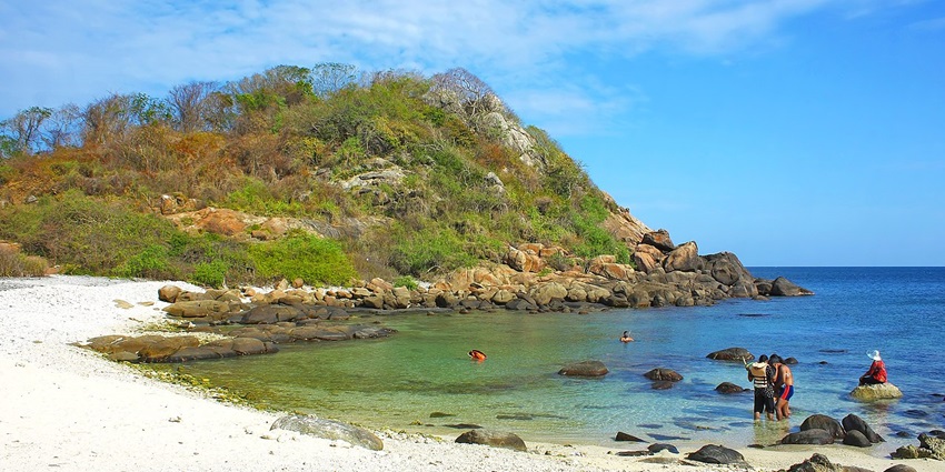 A beautiful view of the pigeon rocks one of the best places to visit in Trincomalee.