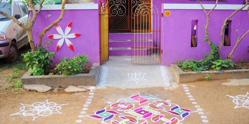 An image of a street performance at the Pongal festival of Tamil Nadu, with a performer holding a flaming hoop.