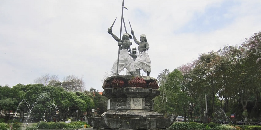 Photo of Puputan Square in Denpasar, highlighting its green gardens and historic monuments.