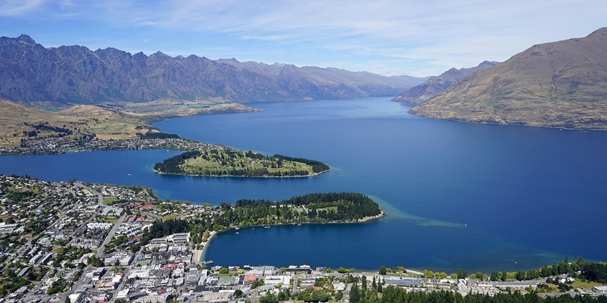 Queenstown, offers couples a perfect blend of adventure, romance, and scenic beauty