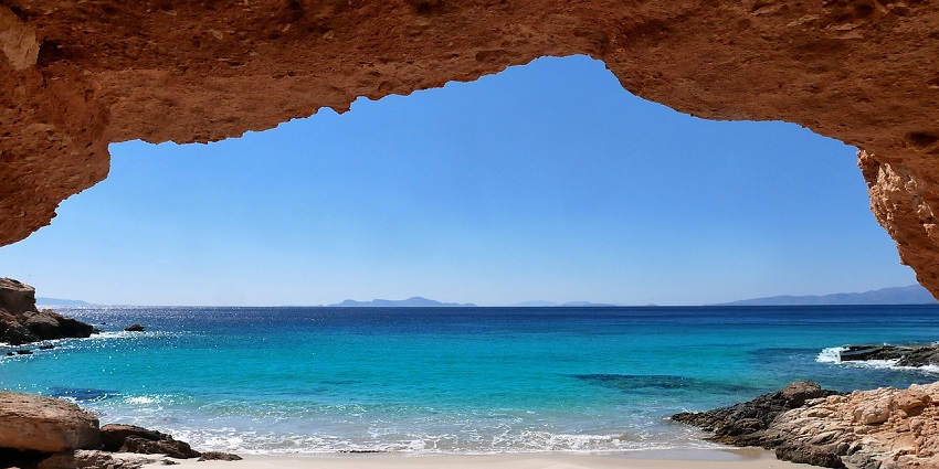 Image of a cave resembling the tranquility of the secluded Querim Cave, a sea cave in goa