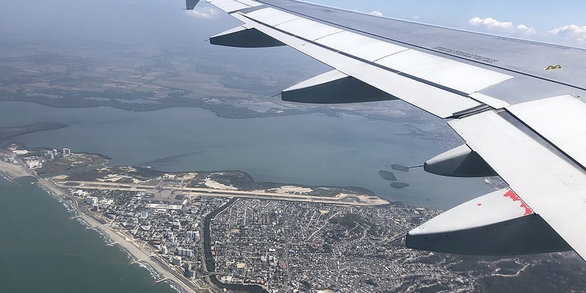 An aerial view of the Rafael Núñez International Airport terminal from the window of an aircraft.
