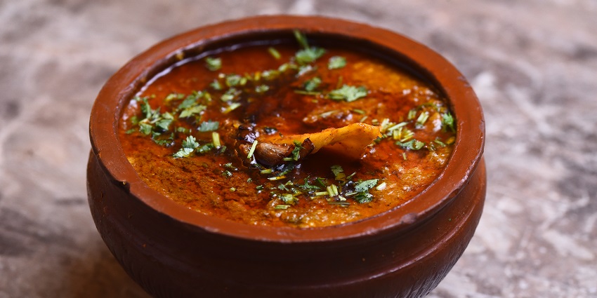 A glimpse of Raheem’s Kulcha Nahari which is one of the places to visit in Lucknow for food.