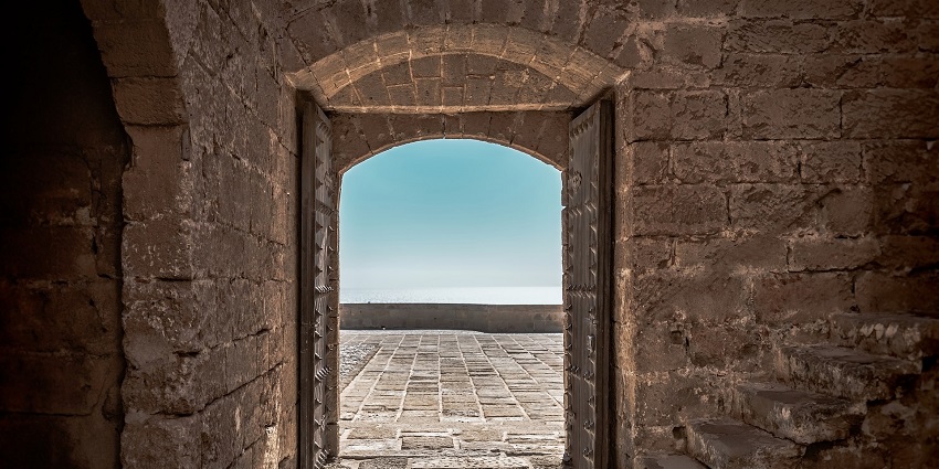 Step into history at the majestic Raja Nahar Singh Palace.