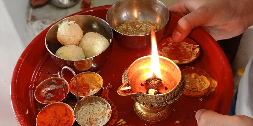 An image of a plate decorated with all the essentials for Raksha Bandhan, one of the festivals in Shravan month.