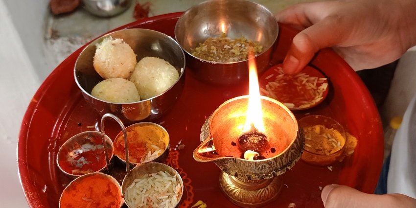 An image showing an Aarti plate used in Raksha Bandhan, one of the famous Indian monsoon festivals.