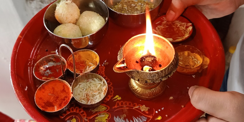 An image of Raksha Bandhan, one of the famous Hindu festivals in India that celebrates sibling bonds.