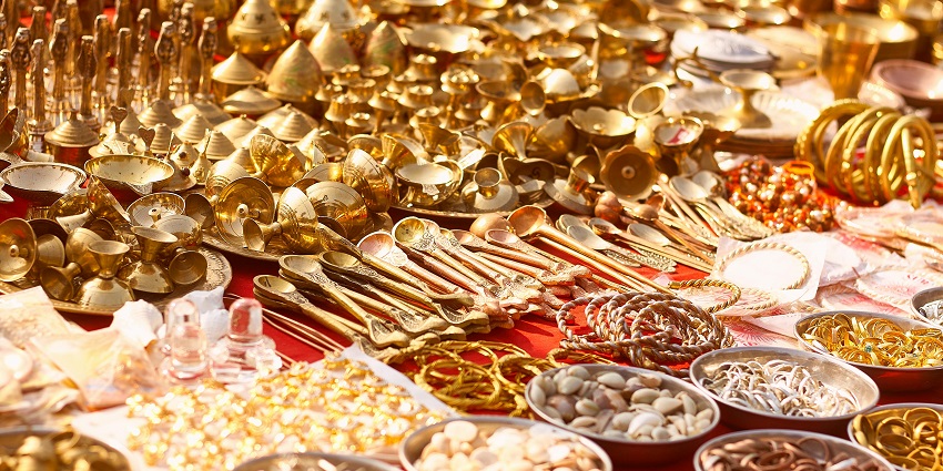 A vibrant shop in Ram Jhula market, one of the best places for shopping in Rishikesh.