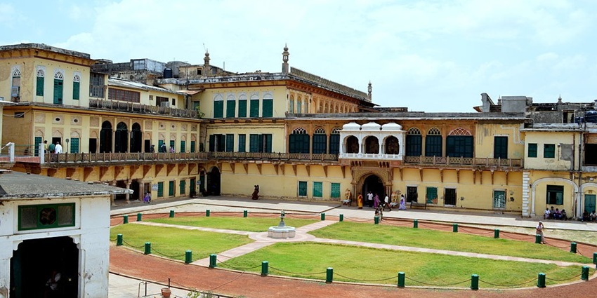 Witness the detailed architecture of Ramnagar fort, a historical marvel in Varanasi