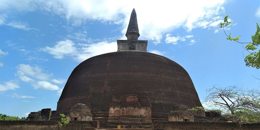 A huge stupa at the Rankoth Vehera, a place to visit in Polonnaruwa