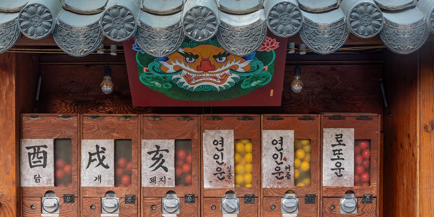 Image of the fortune telling machine inside the templpe