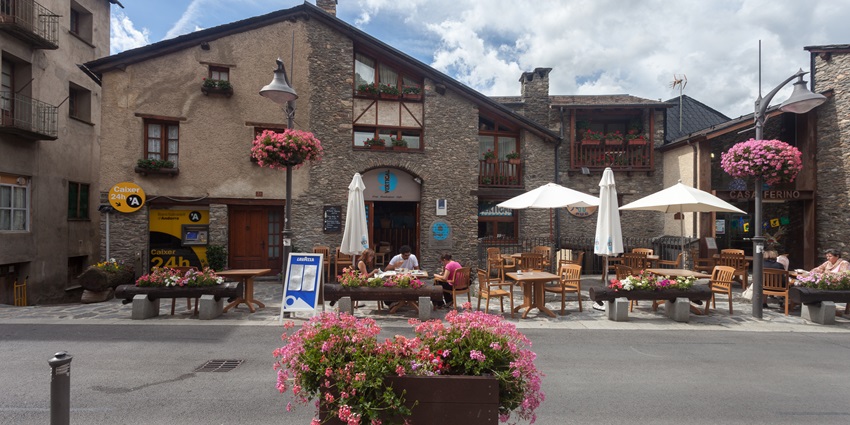 The Red Lion Pub, with its British-style venue, is an ideal social hub for travellers visiting El Pasa de la Casa.